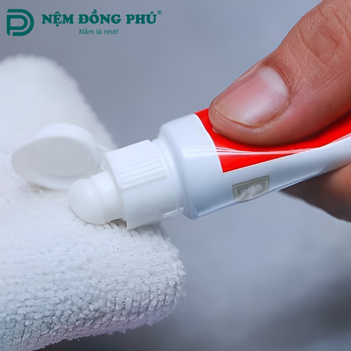 Tẩy vết máu khô trên đệm bằng kem đánh răng Tẩy vết máu khô trên đệm bằng kem đánh răng