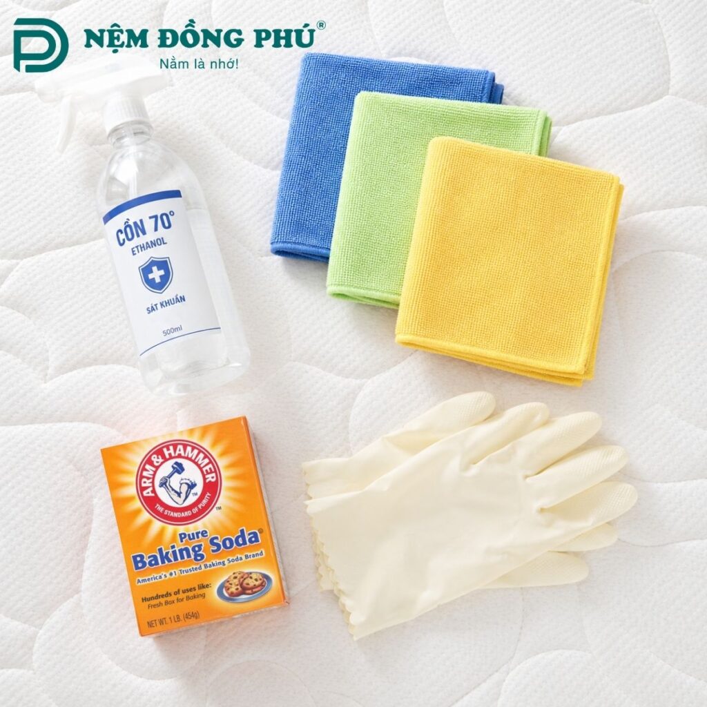 Chuẩn bị dụng cụ trước khi vệ sinh đệm bằng cồn