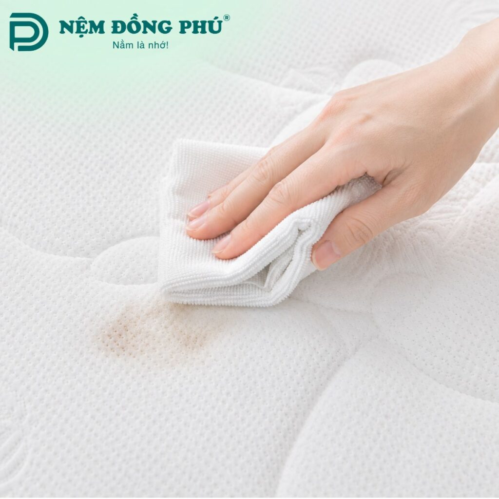 Dùng khăn sạch lau nhẹ theo một chiều để gom vết bẩn ra ngoài