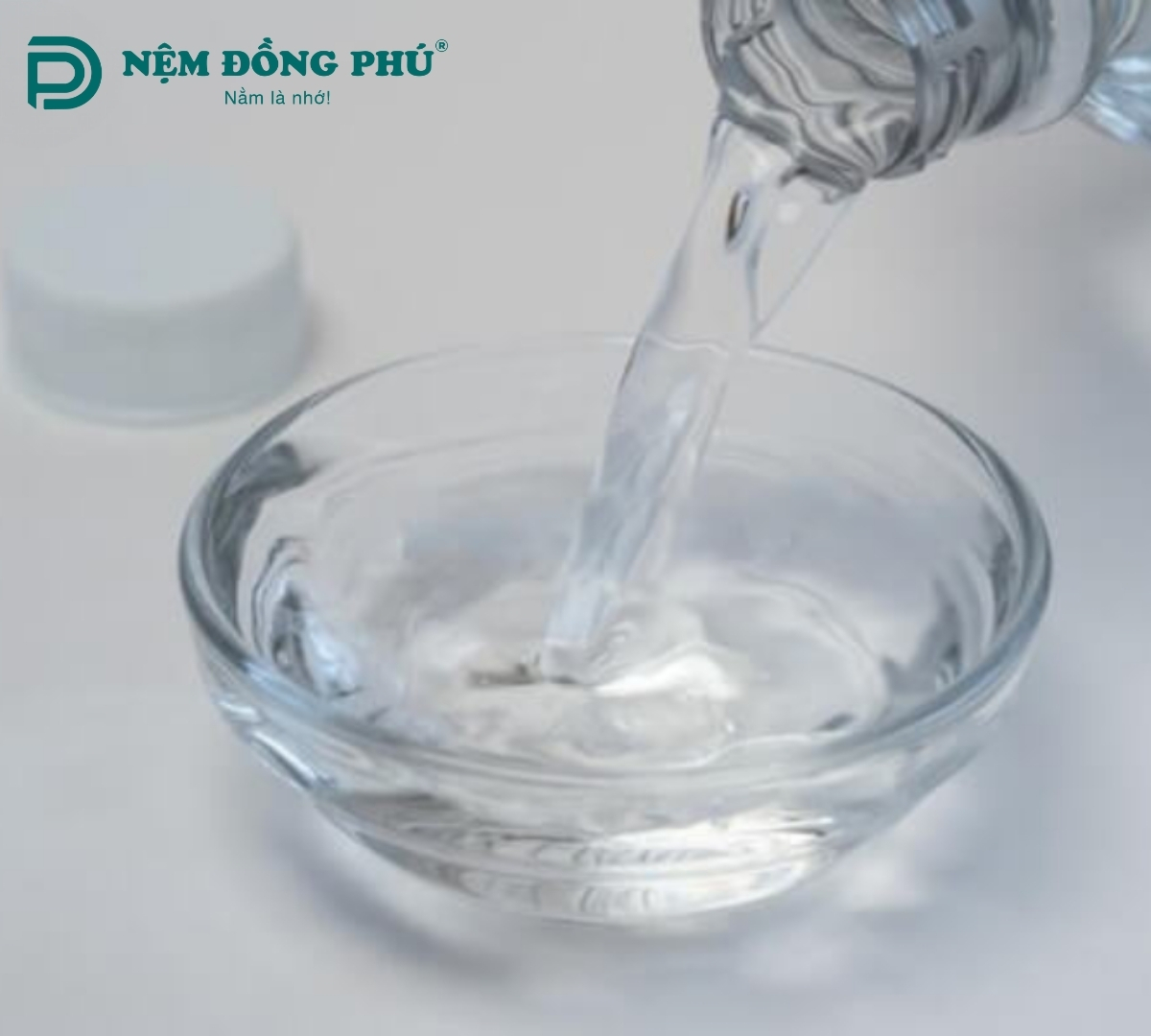 Giấm có tính axit nhẹ, giúp phân hủy các thành phần trong nước tiểu, từ đó làm giảm mùi hôi khó chịu