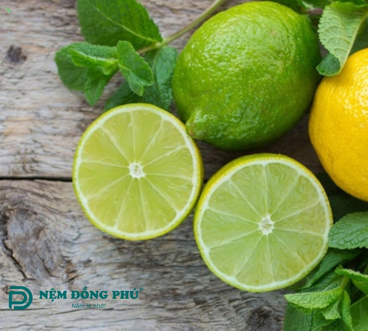 Chanh có khả năng phân hủy các thành phần trong nước tiểu, từ đó làm giảm mùi hôi và giúp làm sạch bề mặt nệm