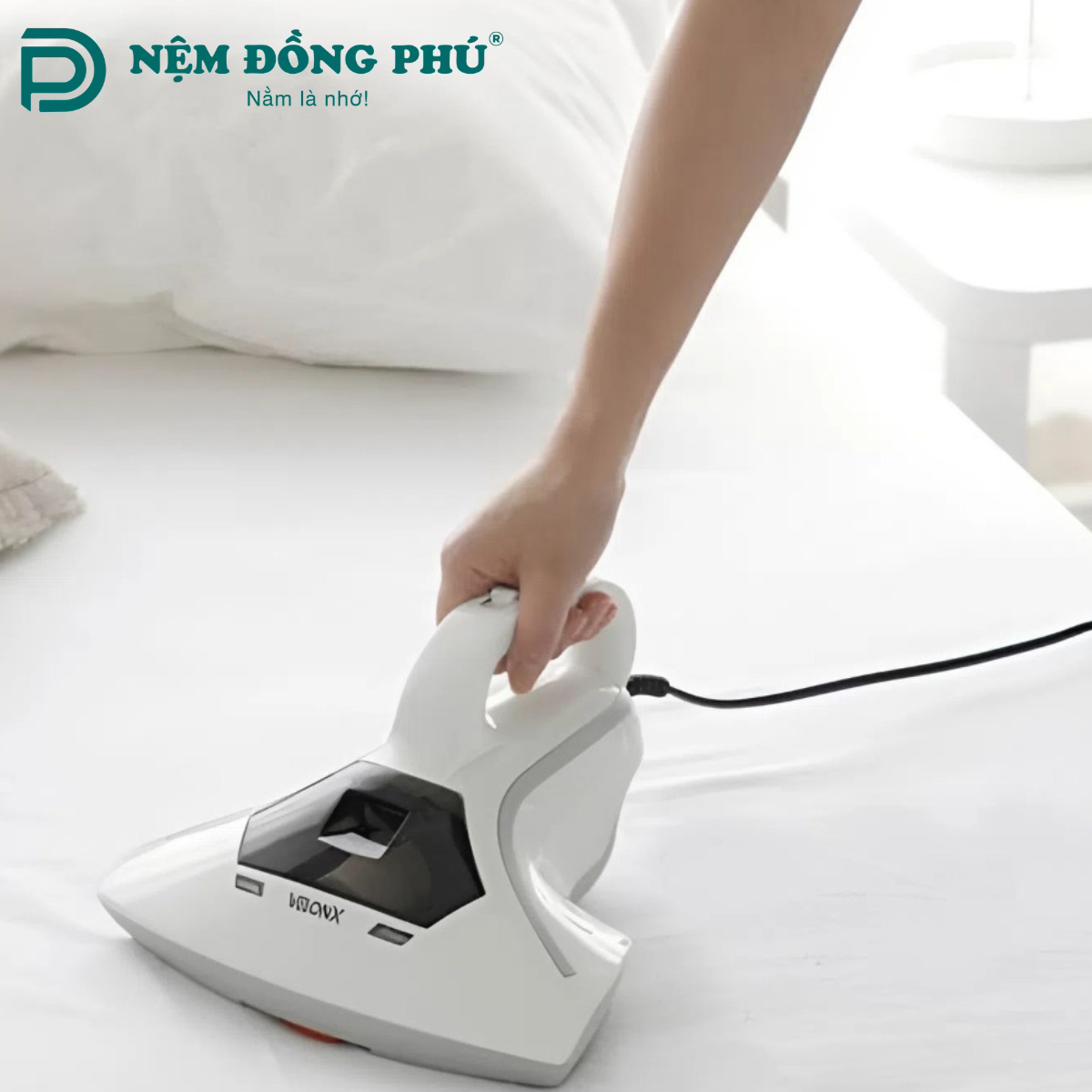 Sử dụng máy hút bụi để loại bỏ mùi còn sót lại trên nệm