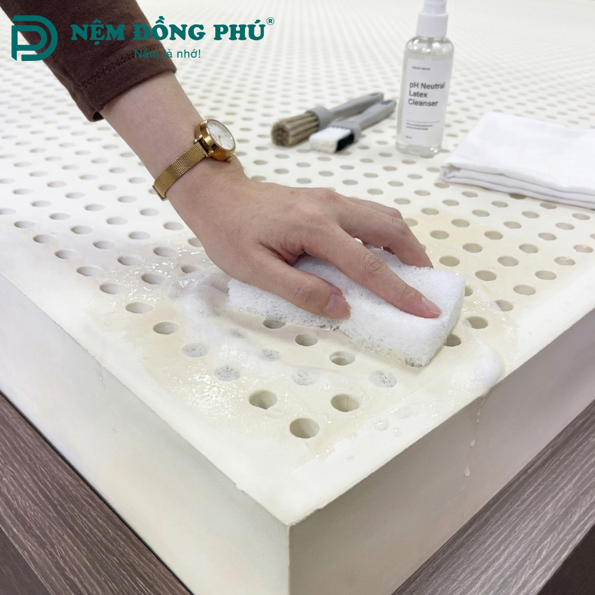 Lưu ý là tránh dùng quá nhiều nước và chất tẩy rửa mạnh để vệ sinh nệm