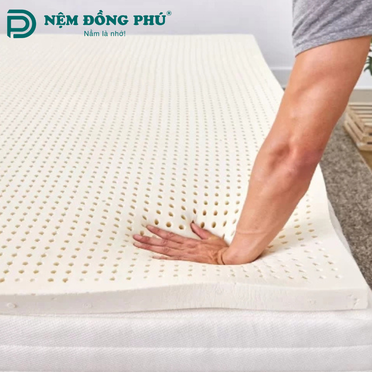 Khi mới mua về thường có mùi của cao su đây cũng là khuyết điểm của loại nệm này