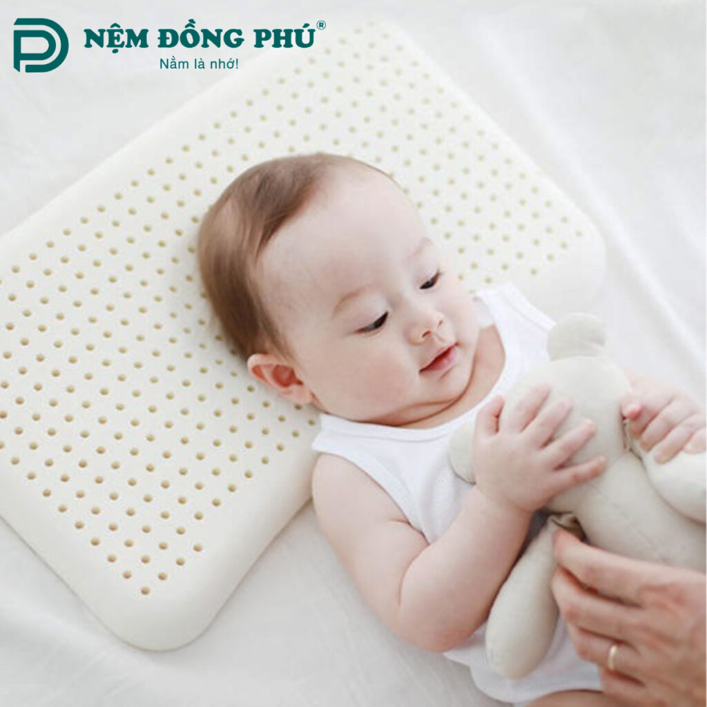 Trẻ mấy tháng tuổi có thể nằm gối cao su non?
